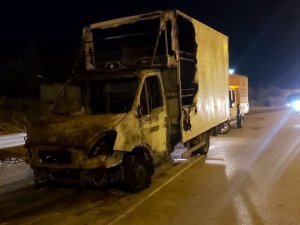 Tem’de Seyir Halindeki Kamyonet Alev Alev Yandı