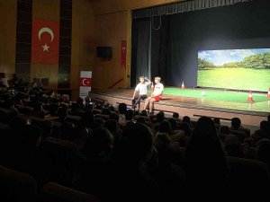 ‘Nefes Almadan’ Tiyatro Gösterisine Yoğun İlgi