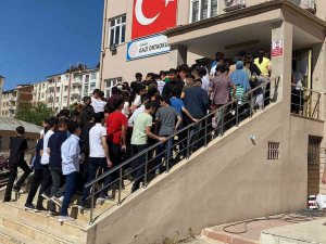 Elazığ’da Lgs Heyecanı Başladı, Öğrenciler İçeride Aileler Dışarıda Ter Döktü