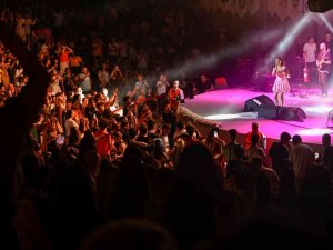 Melek Mosso’ya Mersin’de Sevgi Seli