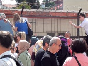 Tekirdağ’da Sınav Heyecanı: Çocuklarını Görmek İçin Tellere Tırmandılar