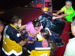 Sandıklı’da Otomobil Refüje Devrildi: 2 Yaralı