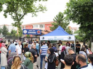 Kartal Belediyesinden Lgs Öncesi Öğrencilere Su İkramı