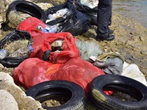 Gölden Araba Lastiği, Plastik Ve Cam Çıktı