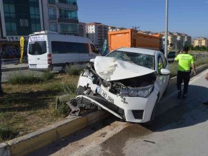 Üç Aracın Karıştığı Kazada 1 Kişi Yaralandı