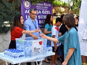 Belediyeden Lgs’ye Giren Öğrenci Ve Velilere Su İkramı