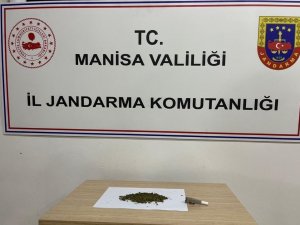 Yol Kenarında Alkol Ve Esrar Alırken Yakalandılar