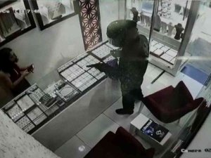 Kuyumcuyu Soymaya Geldi, Korkup Kaçtı