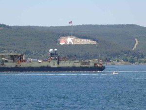 Karadeniz’de Bulunan Doğalgazın Taşınması İçin Sığ Denizlere Boru Serpecek Olan ‘Castoro 10’ İsimli Gemi Çanakkale Boğazı’ndan Geçti