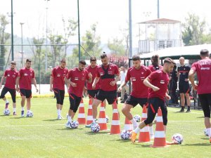 A Milliler, Litvanya Yolculuğu Öncesi Suni Çimde Çalıştı