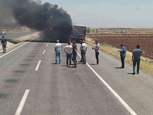 Şırnak’ta Seyir Halindeki Tır Alevlere Teslim Oldu