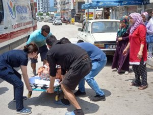 Sağlık Çalışanları Kazada Araçta Sıkışan Sürücü İçin Seferber Oldu