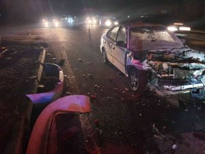 Başkentte Otomobil Çekiciye Çarptı: 3 Yaralı