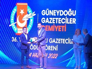 Ggc’den Öz Sağlık İ̇ş Sendikası Diyarbakır Şube Başkanı Aküzüm’e Teşekkür Plaketi