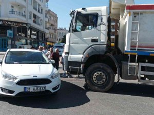 Hafriyat Kamyonu Otomobile Çarptı