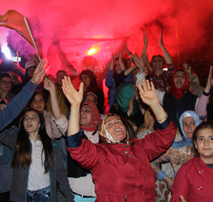 Ak Parti Rize'de Zafer Kutlaması