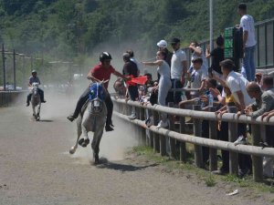 Ünye’de ’Rahvan At Yarışları’ Renkli Görüntülere Sahne Oldu