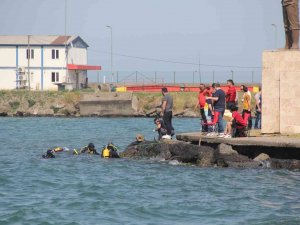 Dalgıçlar Denizden Atık Topladı