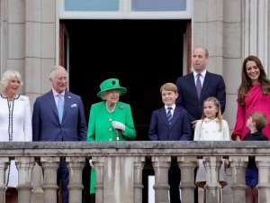 Kraliçe Iı. Elizabeth’in Hologramı Halkı Selamladı