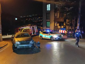 İ̇tfaiye Aracına Çarptı, “Ehliyetimi Kaybedemem” Diyerek Kaçtı