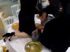 Sele Düğünde Yakalandılar, Masaların Üzerine Çıkarak Kurtuldular