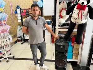 Hırsızlardan Ses Sistemini Kurtardığına Sevindi, Geri Döndüğünde Cüzdanının Çalındığını Fark Etti