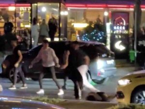 Esenyurt’ta Hesap Ödemeyen Gençleri Sokak Ortasında Dövdüler: O Anlar Kamerada