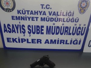 Kütahya’da Araç İçerisinde Ruhsatsız Tabanca Ele Geçirildi