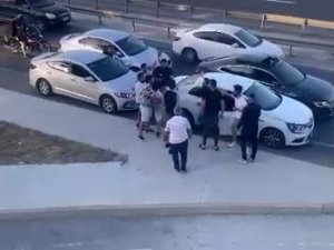 Seyir Halindeki Aracın Önünü Kestiler, İçindekileri İndirip Darp Ettiler