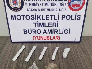 Kütahya’da Uyuşturucuyla Yakalanan 2 Şüpheliden Birinin Arandığı Tespit Edildi