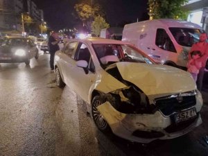 Park Halindeki Taksiye Ve Polis Aracına Çarpan Sürücünün Alkollü Olduğu Ortaya Çıktı