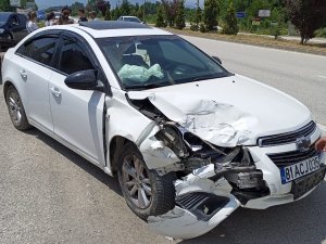 İ̇ki Araç Karayolunda Çarpıştı, 1 Kişi Yaralandı