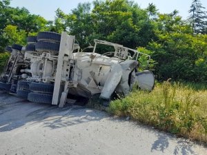 Virajı Alamayan Beton Mikseri Devrildi