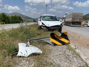 Kontrolden Çıkan Otomobil Orta Refüje Girip, Yön Tabelasına Çarparak Durabildi