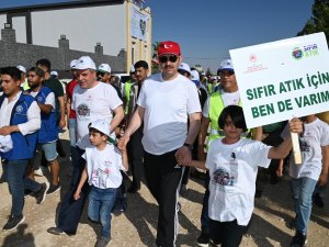 Vali Ayhan, Çevre Haftası Etkinliğinde Yürüyüş Yaptı