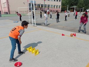 Köy Okulundaki Öğrencilere Spor Malzemesi