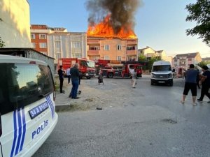 Arnavutköy’de Binanın Çatı Katı Alevlere Teslim Oldu