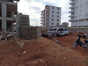 İ̇nşaatın 4. Katından Düşen İşçi Ağır Yaralandı