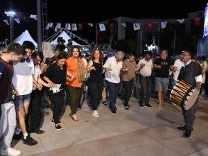 Muratpaşa’daki Güneydoğu Anadolu Gecesinde Halaylar Durmadı