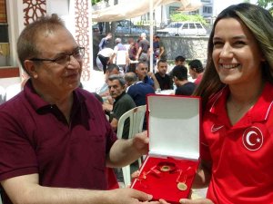 Dünya Şampiyonu Akbaş’a Bir Altın Da Başkan Kazgan’dan