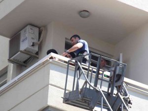 Eşyalarını Aşağı Atıp, Balkonda Keyif Yaptı, Polisi Ve İtfaiyeyi Alarma Geçirdi