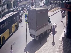 Ümraniye’de Temizlik İşçisine İ̇ett Otobüsü Çarptı, O Anlar Güvenlik Kamerasına Yansıdı