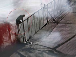 Alkollü Şahsın Tel Örgülerin Üzerinden Geçerken Düşme Anı Kamerada