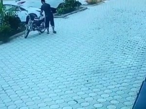 Park Halindeki Motosikleti Sürükleyerek Çaldı