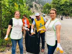Çevre Gönüllüleri Mesire Alanında Çöp Topladı