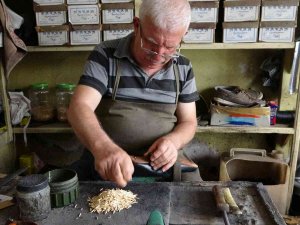 Türkiye’nin Tek Tahta Çivili Ayakkabı Üreten Ustası Zamana Direniyor