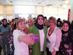 Sanatçı Tülay Örten, Türküleriyle Sincanlı Hanımların Kulaklarının Pasını Sildi