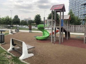 Sahildeki Parkta Oturan Vatandaşlardan Geriye Çöpler Kaldı