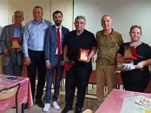 25 Yılını Dolduran Sağlık Çalışanlarına Plaket Verildi