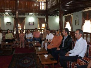 "Anne Beynim Aç" Adlı Kitabı Tahlil Ettiler